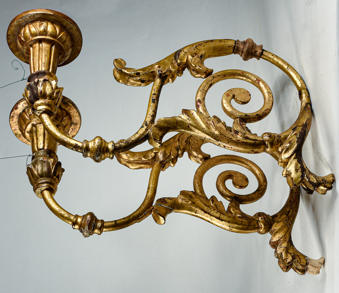 Coppia di applique torciere a muro in ferro lavorato con parti tornite in legno dorate  a foglia oro Italia  Luigi XV