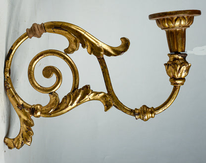 Coppia di applique torciere a muro in ferro lavorato con parti tornite in legno dorate  a foglia oro Italia  Luigi XV