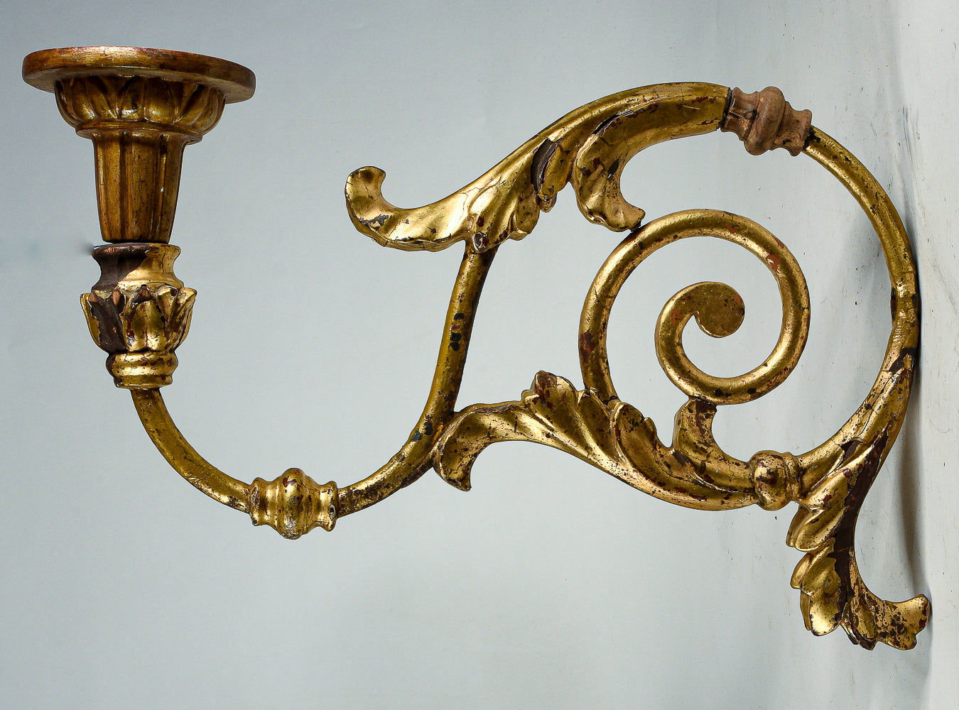 Coppia di applique torciere a muro in ferro lavorato con parti tornite in legno dorate  a foglia oro Italia  Luigi XV