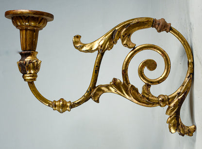 Coppia di applique torciere a muro in ferro lavorato con parti tornite in legno dorate  a foglia oro Italia  Luigi XV
