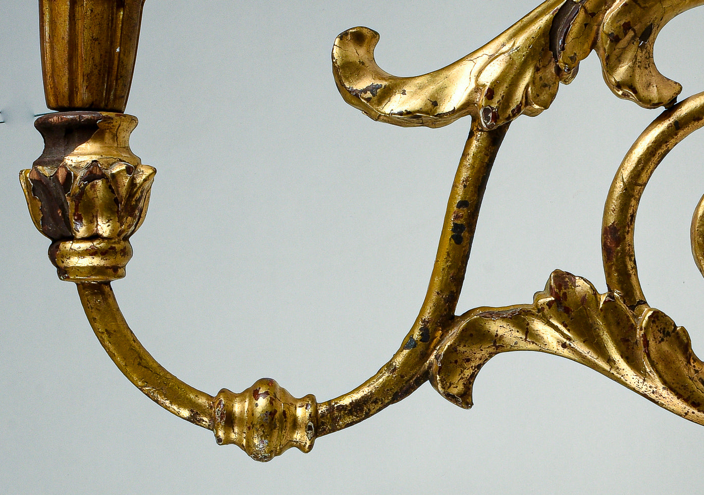 Coppia di applique torciere a muro in ferro lavorato con parti tornite in legno dorate  a foglia oro Italia  Luigi XV