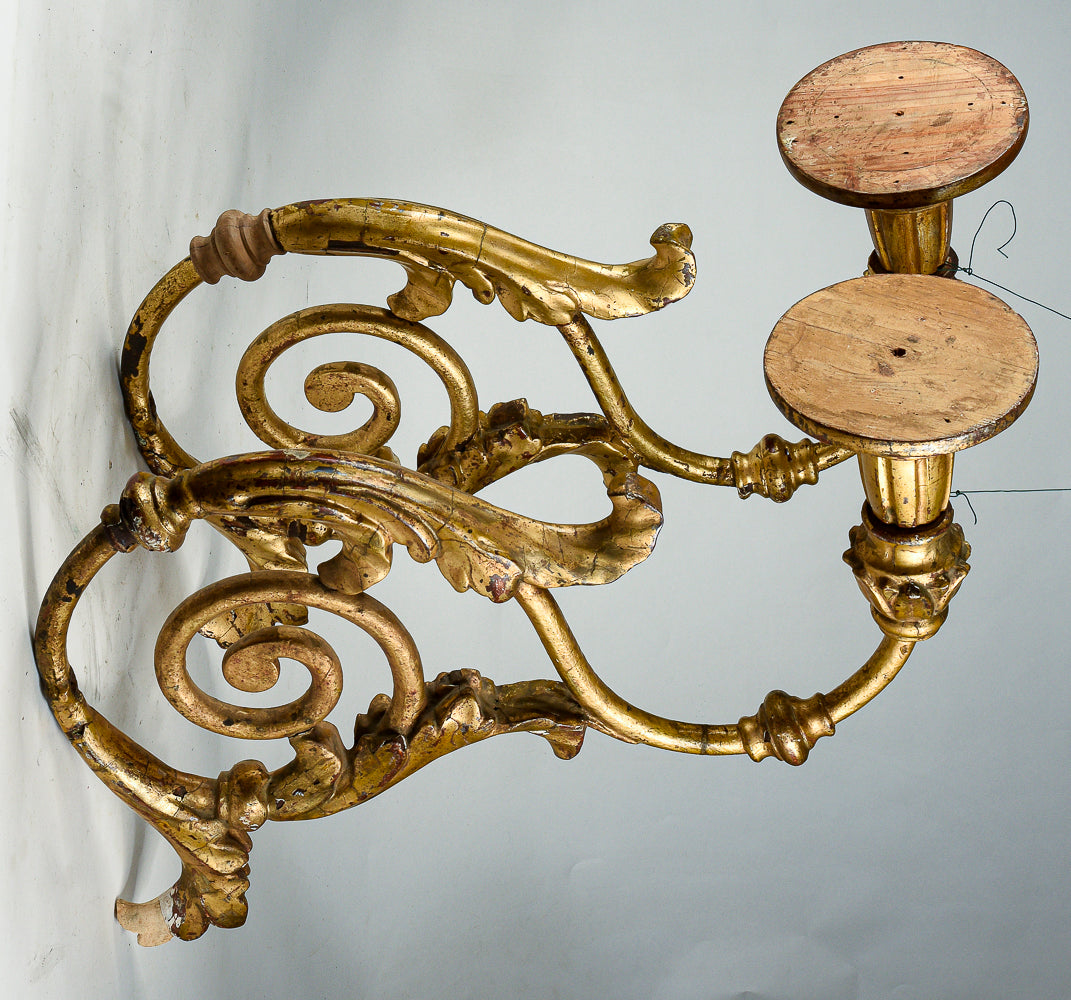 Coppia di applique torciere a muro in ferro lavorato con parti tornite in legno dorate  a foglia oro Italia  Luigi XV