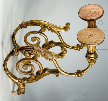 Coppia di applique torciere a muro in ferro lavorato con parti tornite in legno dorate  a foglia oro Italia  Luigi XV