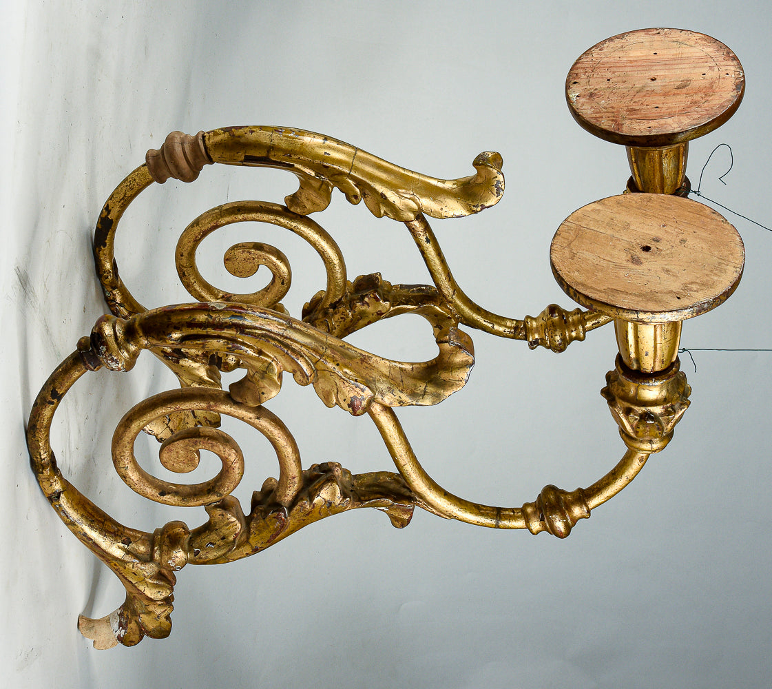 Coppia di applique torciere a muro in ferro lavorato con parti tornite in legno dorate  a foglia oro Italia  Luigi XV