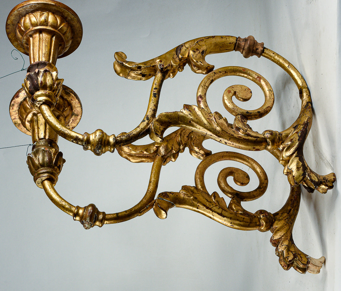 Coppia di applique torciere a muro in ferro lavorato con parti tornite in legno dorate  a foglia oro Italia  Luigi XV