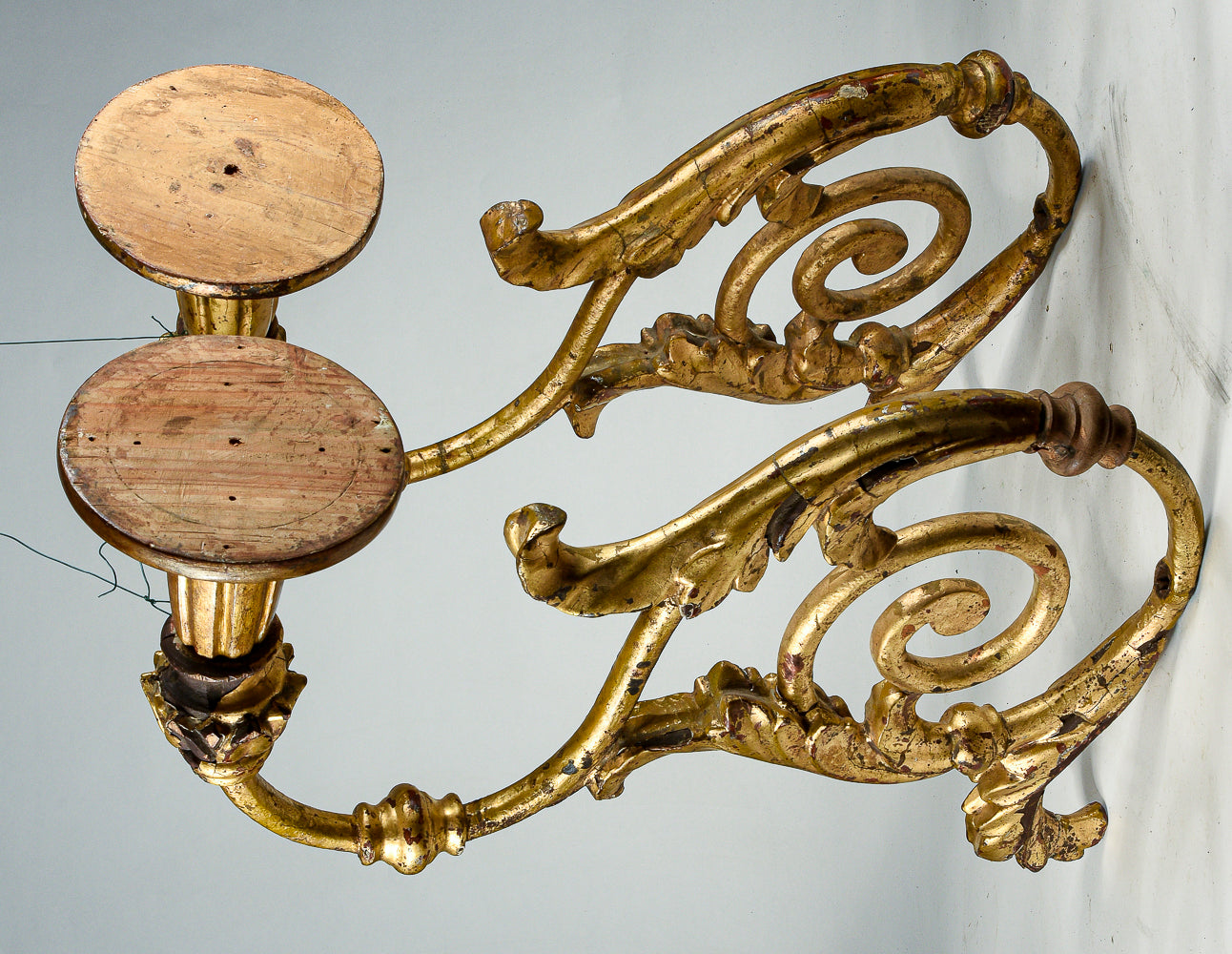Coppia di applique torciere a muro in ferro lavorato con parti tornite in legno dorate  a foglia oro Italia  Luigi XV