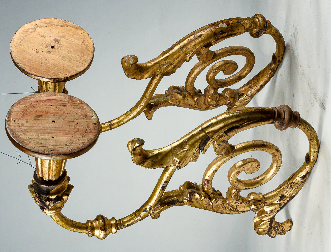 Coppia di applique torciere a muro in ferro lavorato con parti tornite in legno dorate  a foglia oro Italia  Luigi XV
