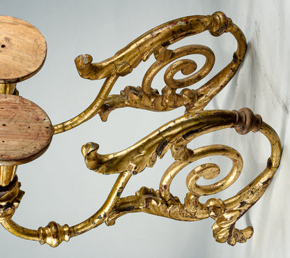 Coppia di applique torciere a muro in ferro lavorato con parti tornite in legno dorate  a foglia oro Italia  Luigi XV