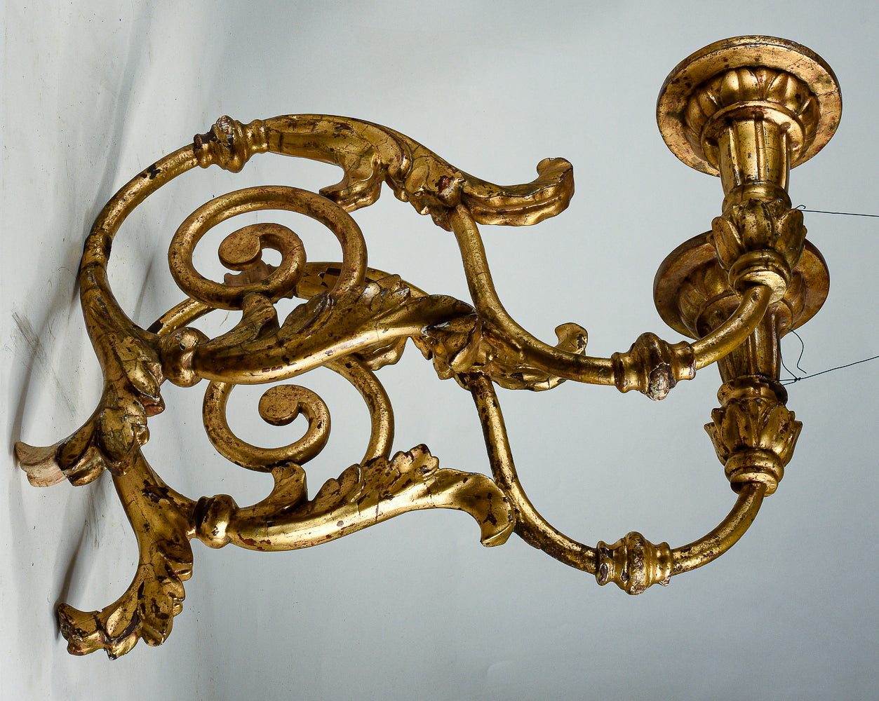 Coppia di applique torciere a muro in ferro lavorato con parti tornite in legno dorate  a foglia oro Italia  Luigi XV