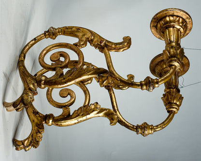 Coppia di applique torciere a muro in ferro lavorato con parti tornite in legno dorate  a foglia oro Italia  Luigi XV
