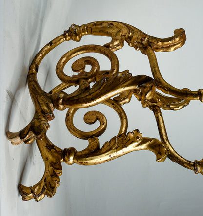 Coppia di applique torciere a muro in ferro lavorato con parti tornite in legno dorate  a foglia oro Italia  Luigi XV