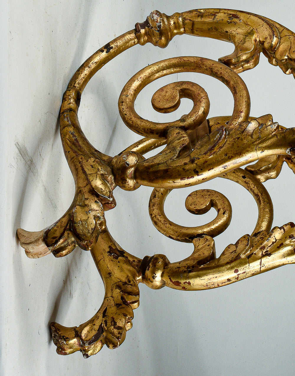 Coppia di applique torciere a muro in ferro lavorato con parti tornite in legno dorate  a foglia oro Italia  Luigi XV