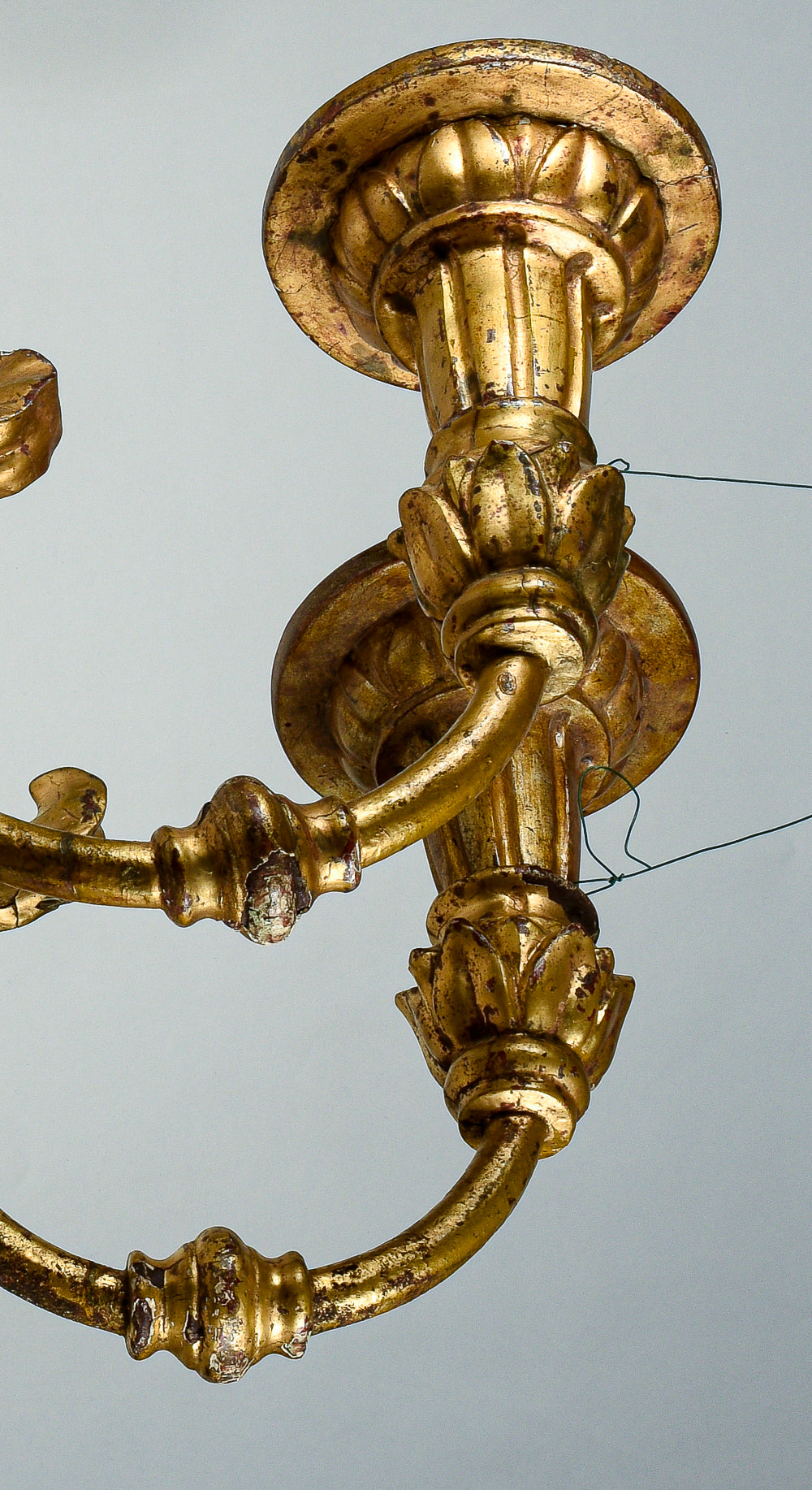 Coppia di applique torciere a muro in ferro lavorato con parti tornite in legno dorate  a foglia oro Italia  Luigi XV