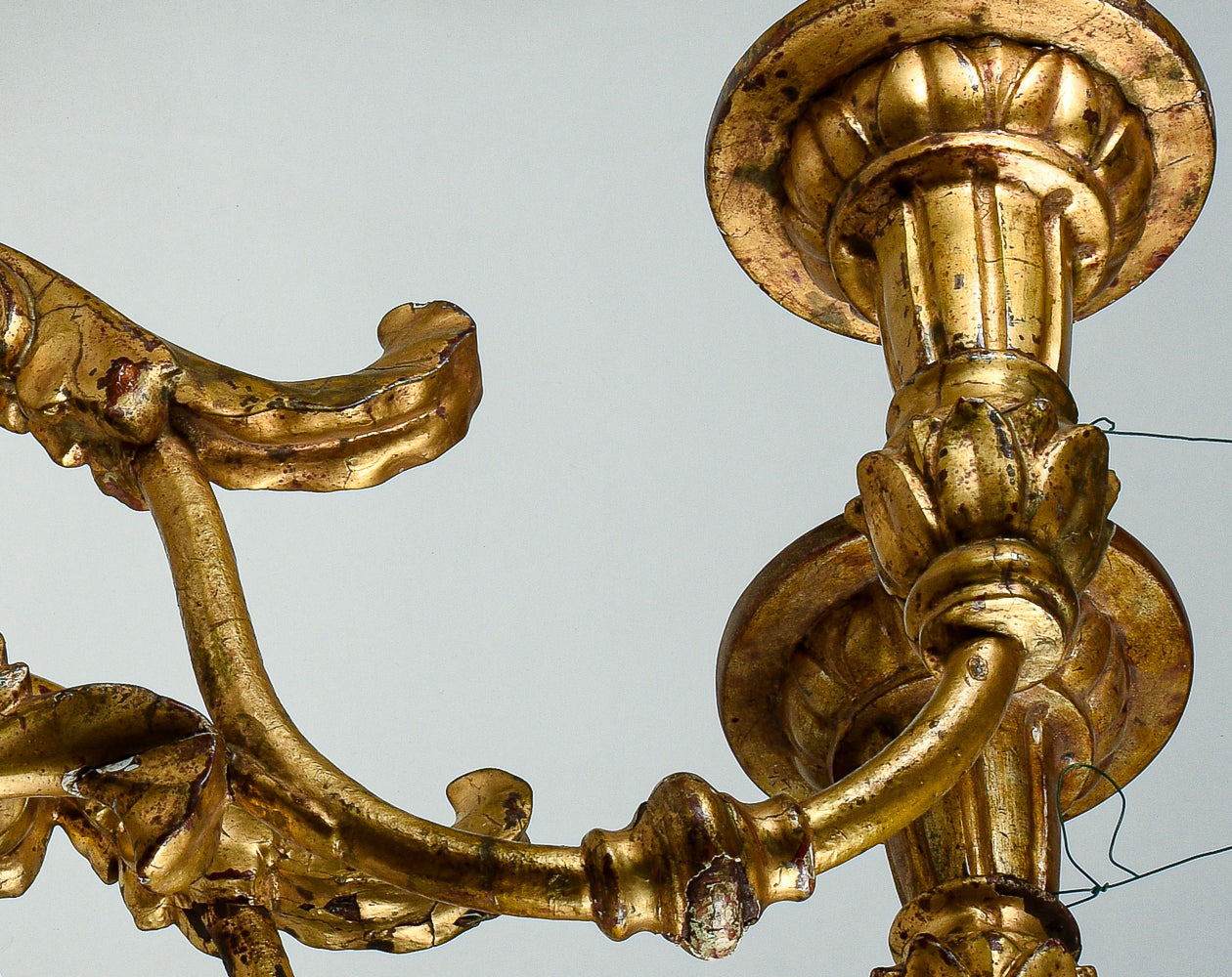 Coppia di applique torciere a muro in ferro lavorato con parti tornite in legno dorate  a foglia oro Italia  Luigi XV