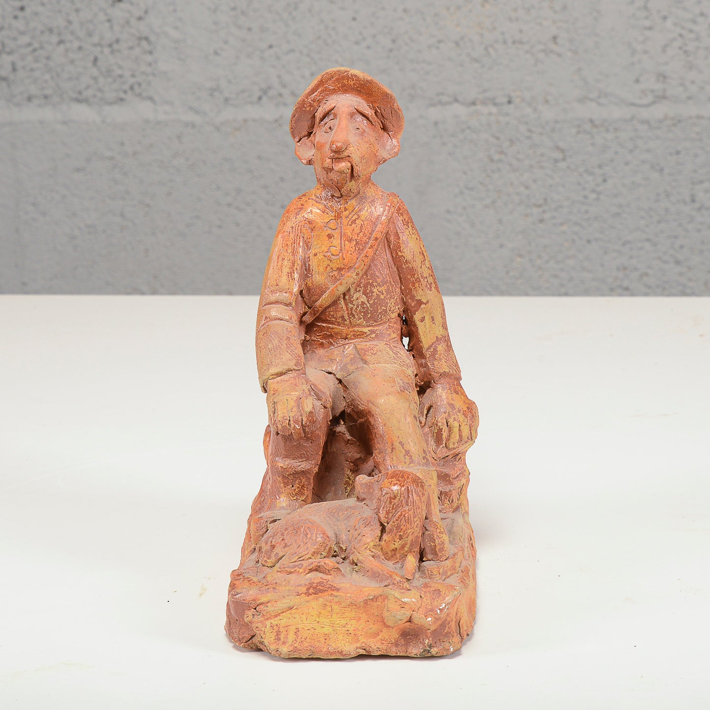 Scultura in terracotta firmata con data 1953 e scritta ai miei tempi che tempi