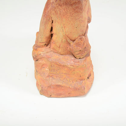 Scultura in terracotta firmata con data 1953 e scritta ai miei tempi che tempi
