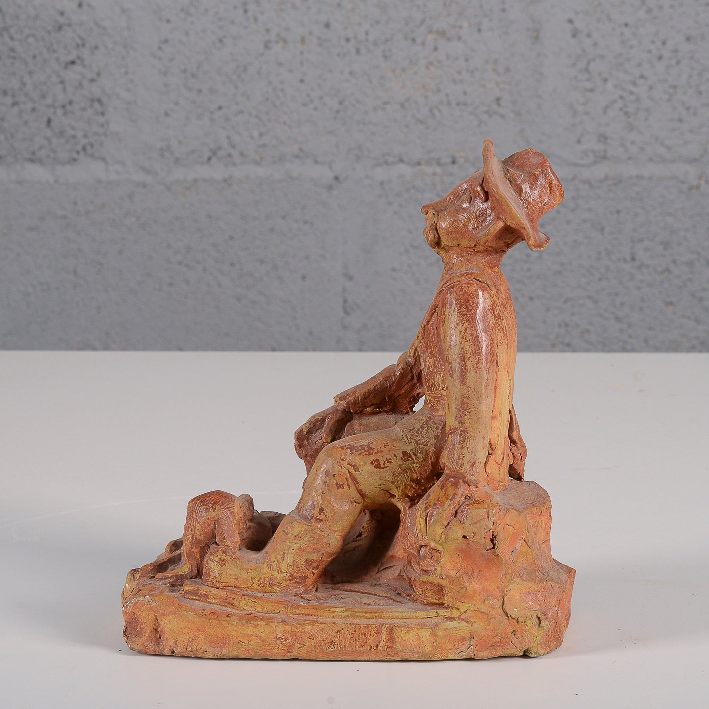 Scultura in terracotta firmata con data 1953 e scritta ai miei tempi che tempi