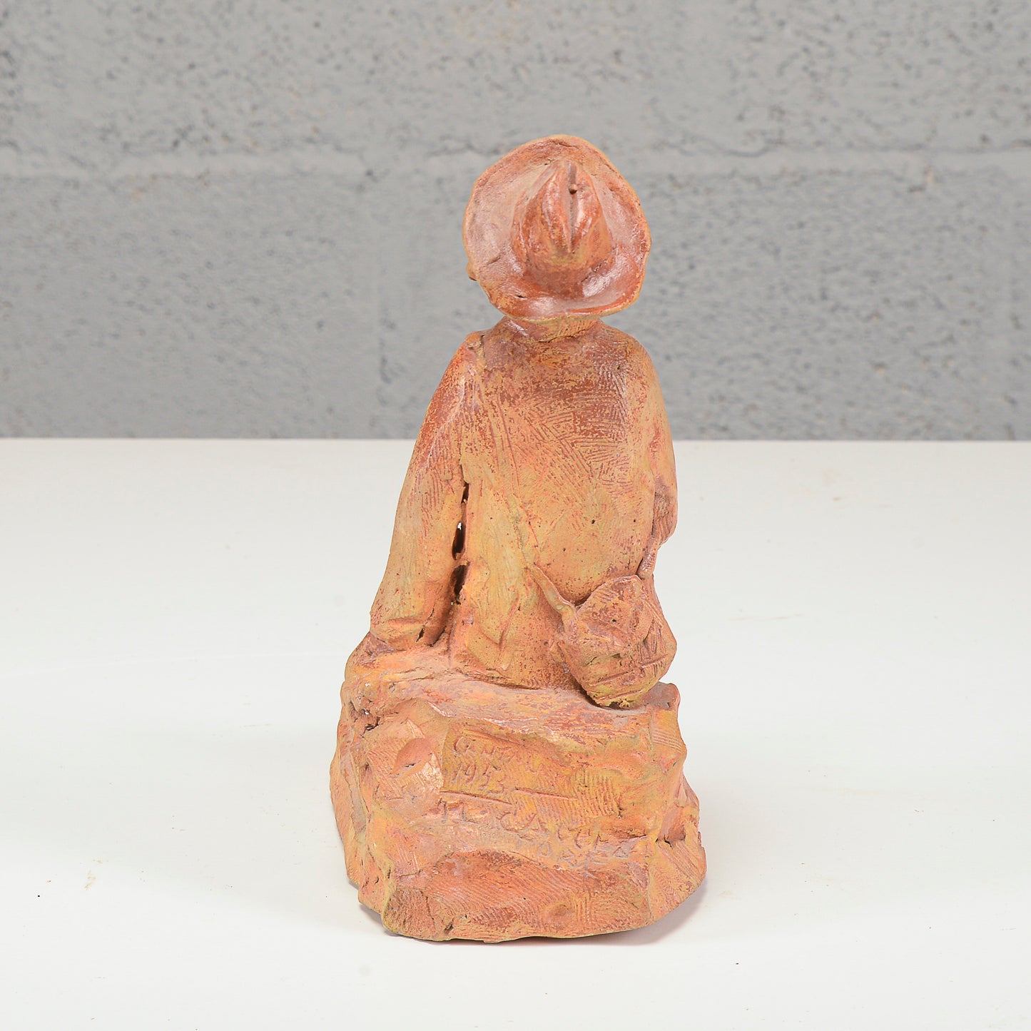 Scultura in terracotta firmata con data 1953 e scritta ai miei tempi che tempi