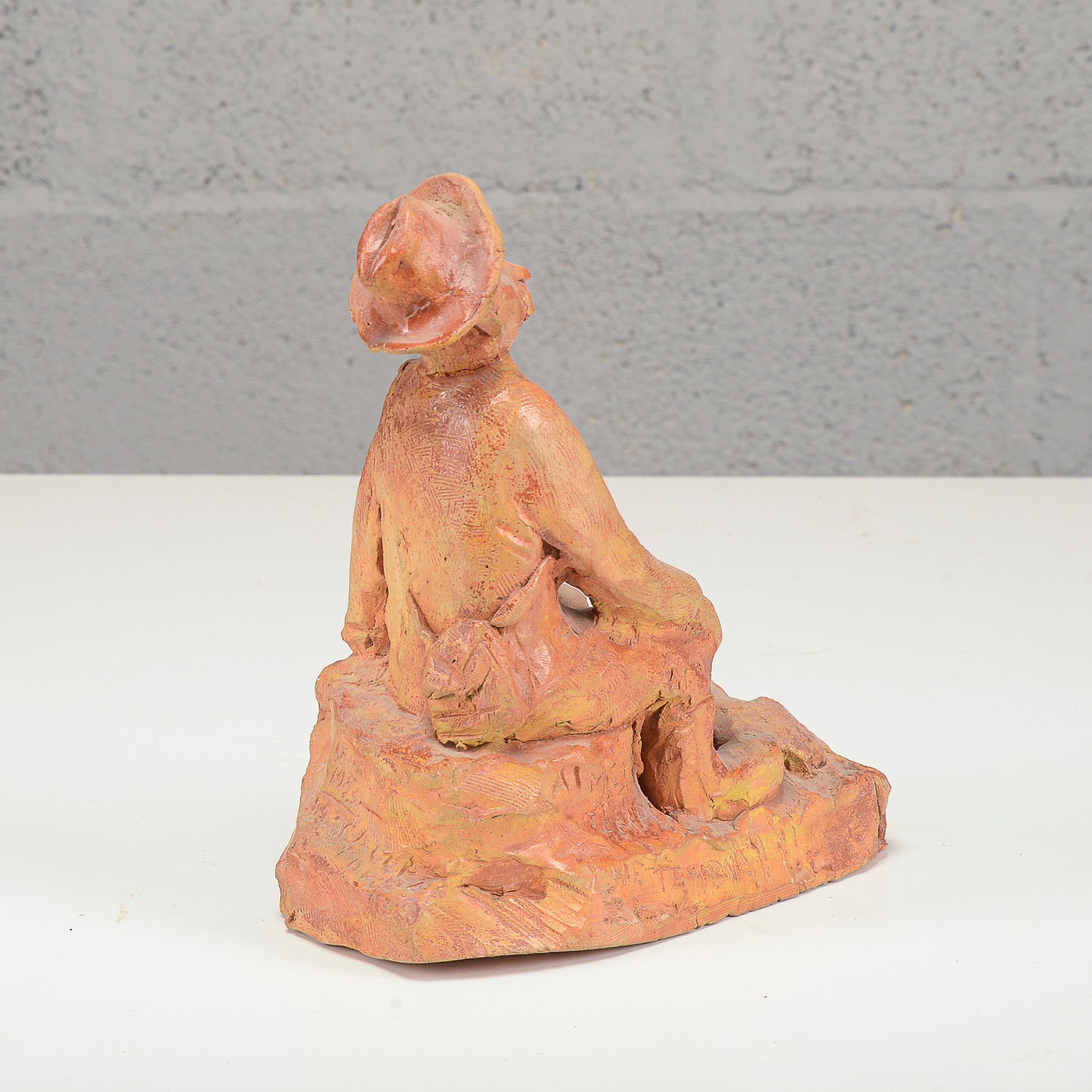 Scultura in terracotta firmata con data 1953 e scritta ai miei tempi che tempi