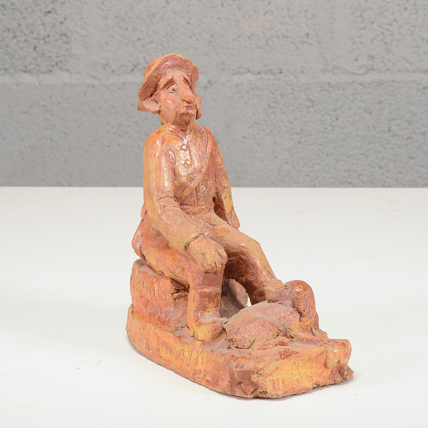 Scultura in terracotta firmata con data 1953 e scritta ai miei tempi che tempi