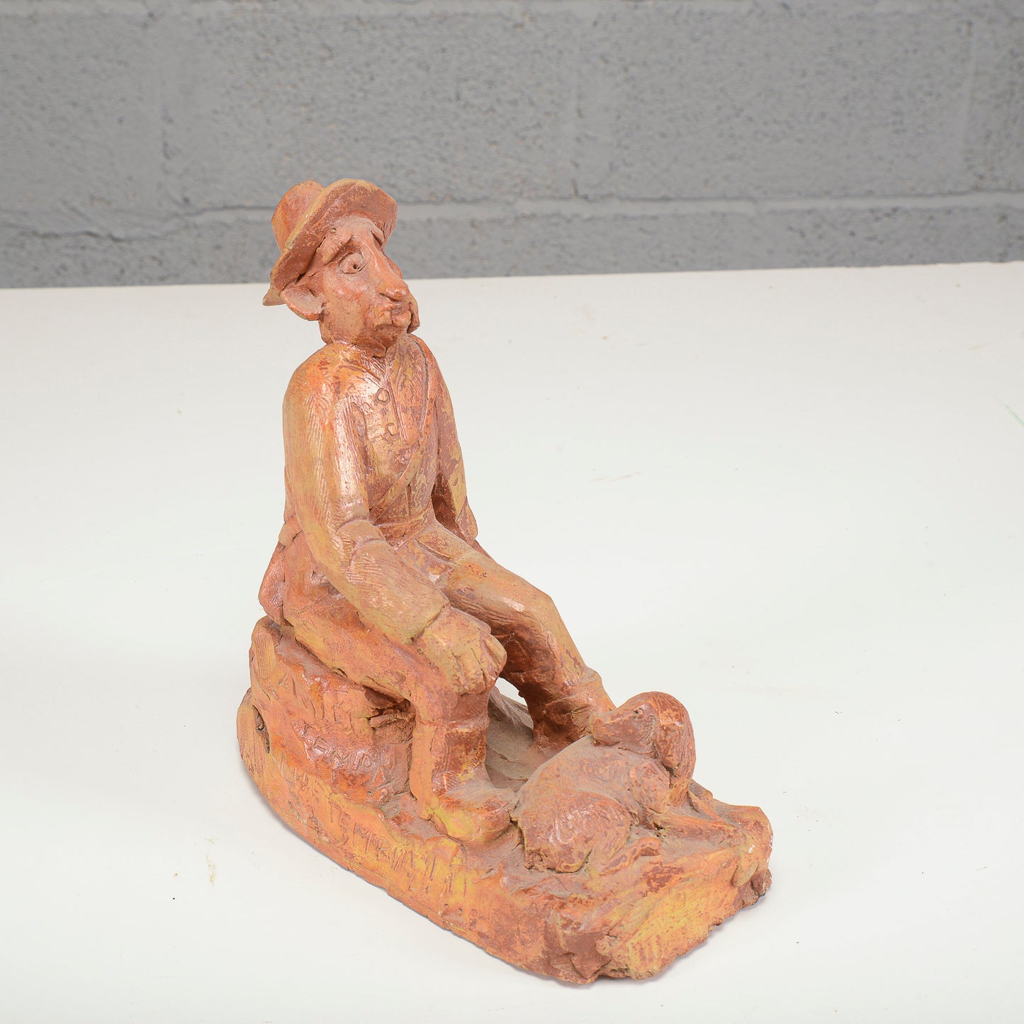 Scultura in terracotta firmata con data 1953 e scritta ai miei tempi che tempi