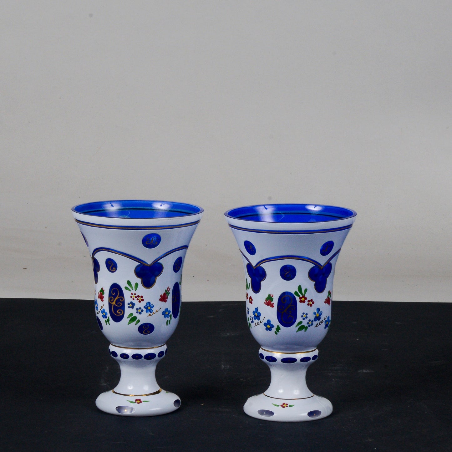 Coppia di calici in cristallo di Boemia decorati a mano