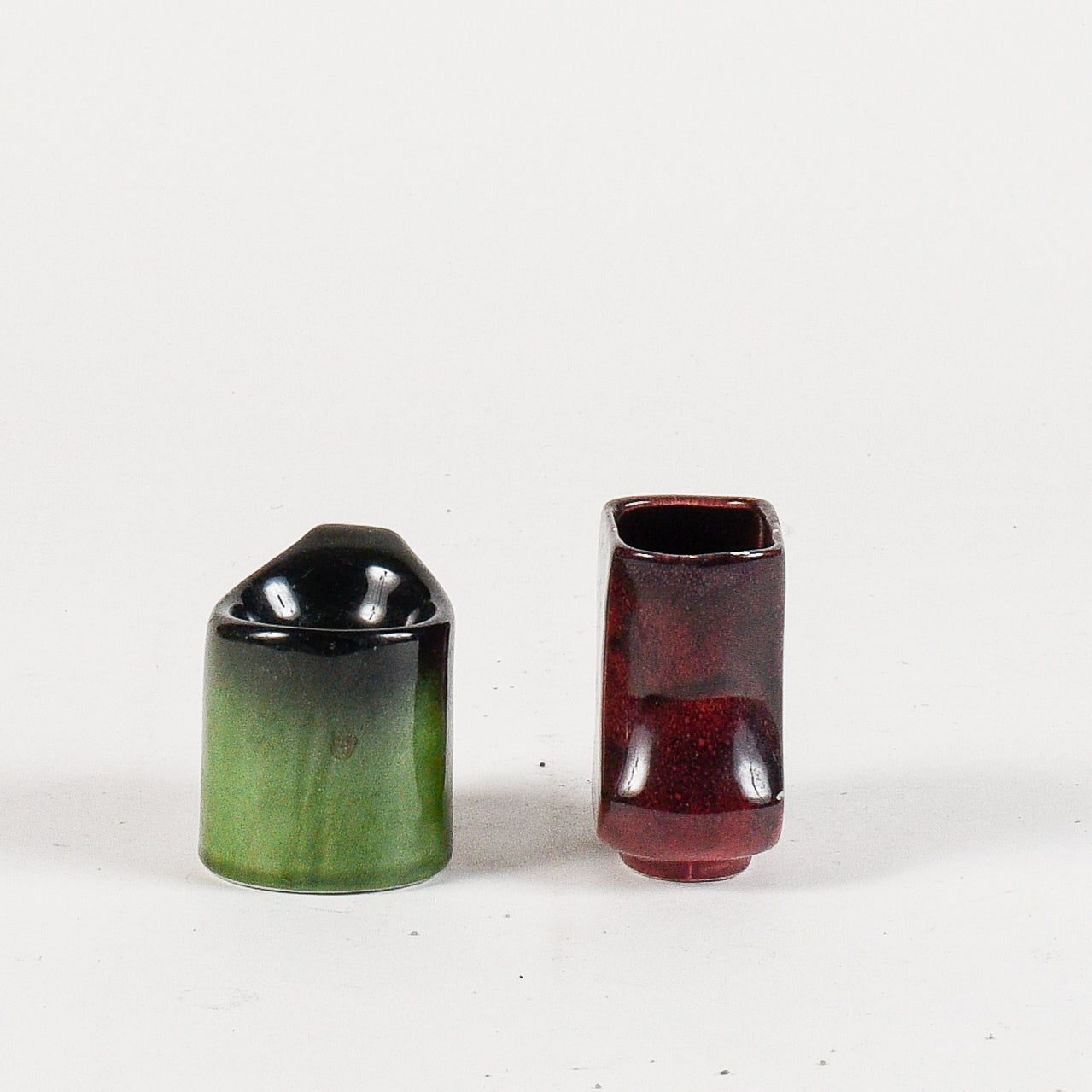 coppia di vasetti 1 verde e uno bordeaux vintage