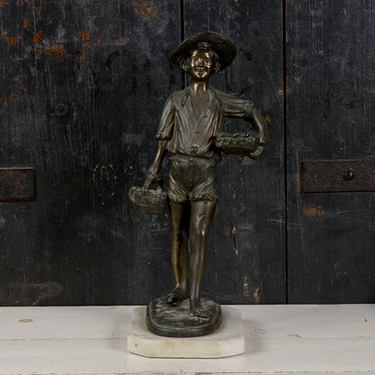Statua scultura in metallo bronzo ragazzo pescatore con ceste di pesci e polipi XX secolo