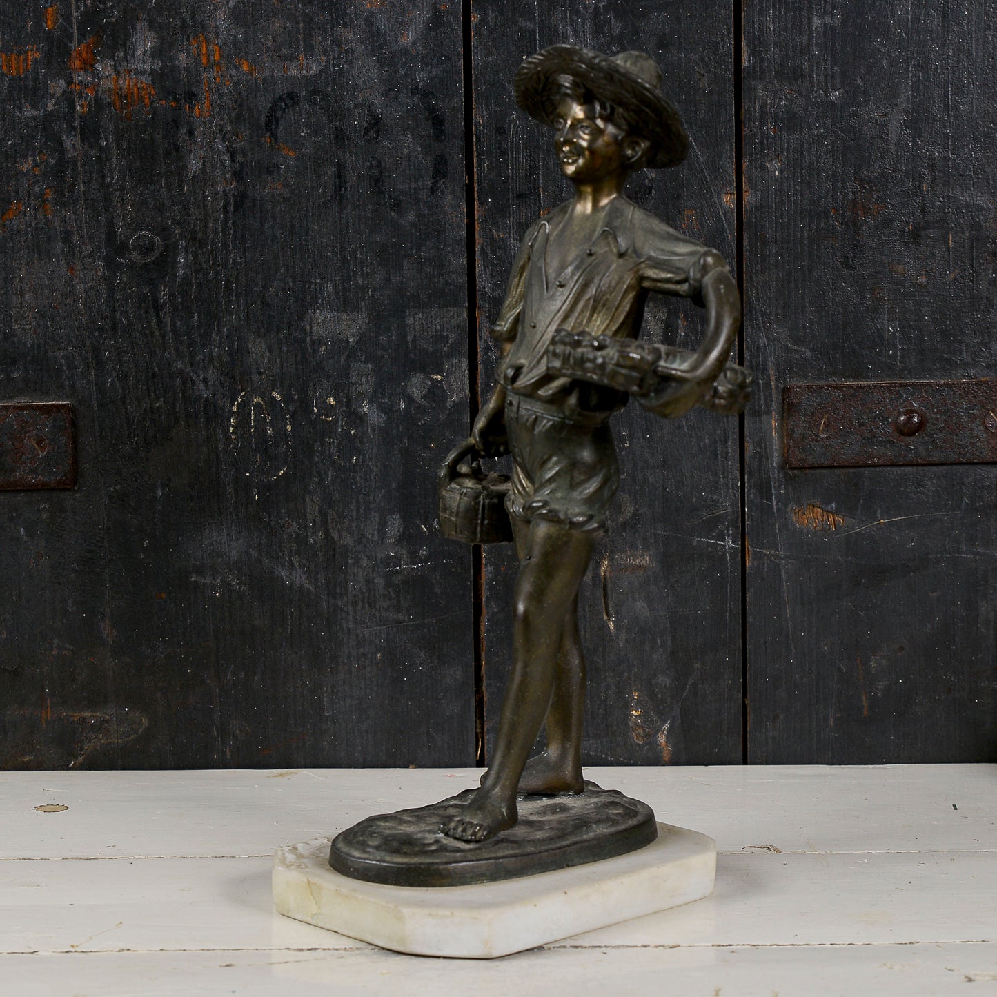 Statua scultura in metallo bronzo ragazzo pescatore con ceste di pesci e polipi XX secolo