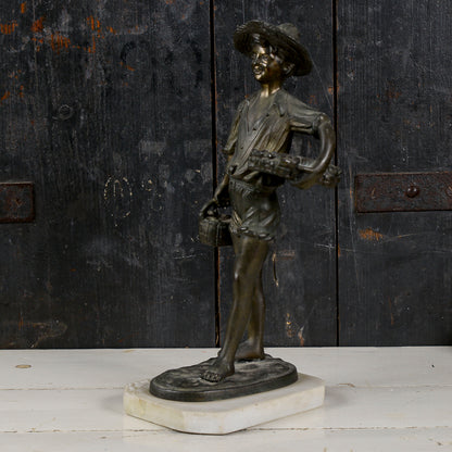 Statua scultura in metallo bronzo ragazzo pescatore con ceste di pesci e polipi XX secolo