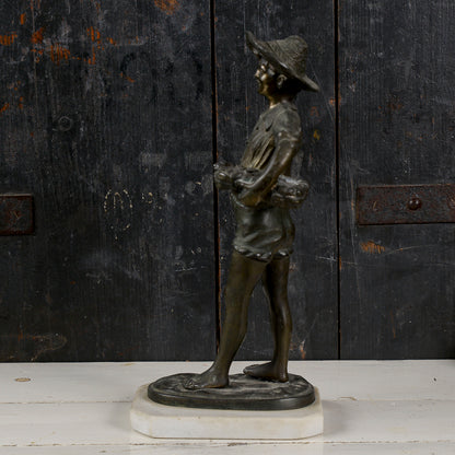 Statua scultura in metallo bronzo ragazzo pescatore con ceste di pesci e polipi XX secolo