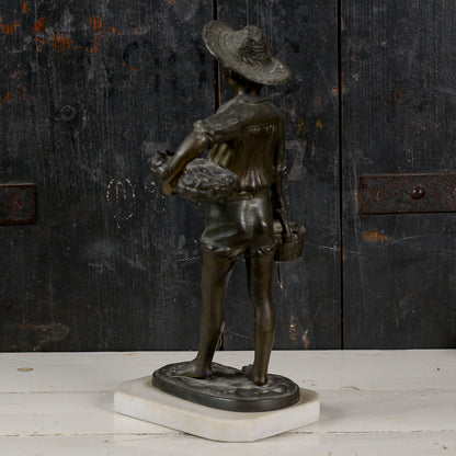 Statua scultura in metallo bronzo ragazzo pescatore con ceste di pesci e polipi XX secolo