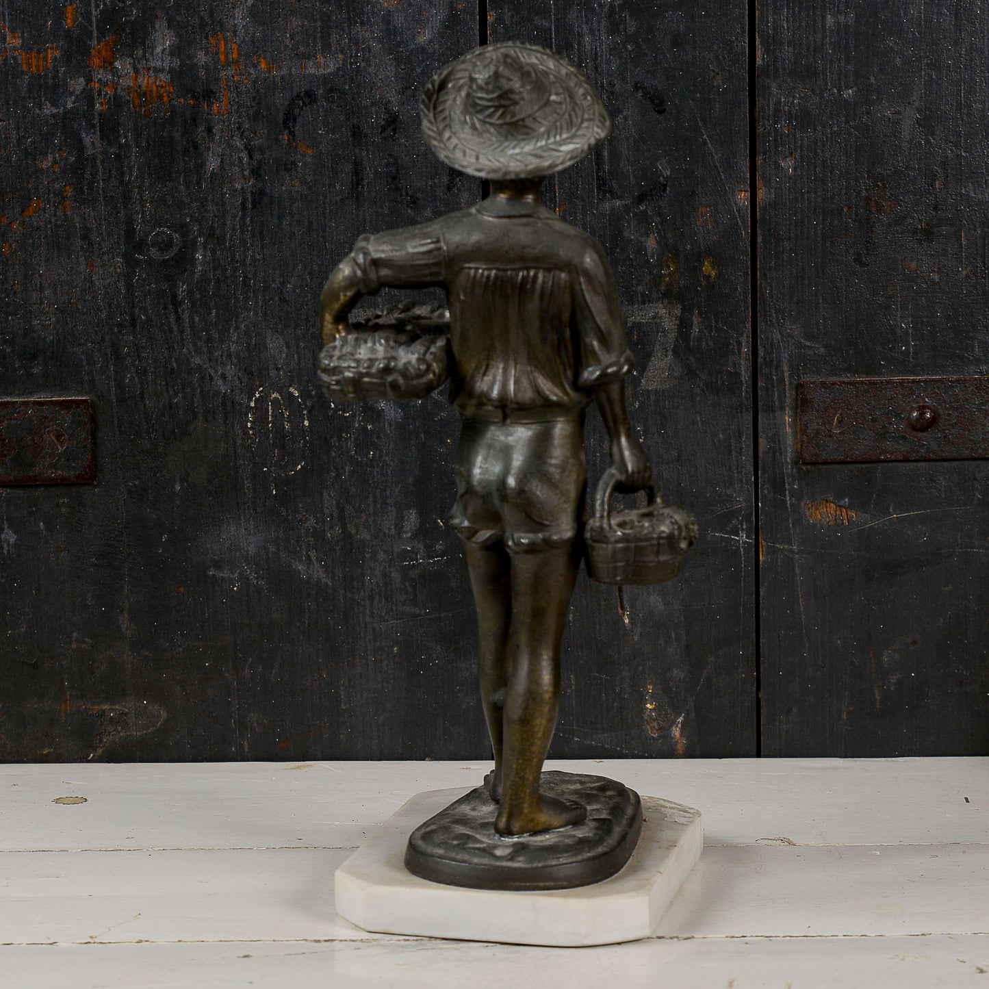 Statua scultura in metallo bronzo ragazzo pescatore con ceste di pesci e polipi XX secolo