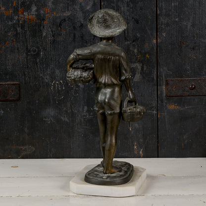 Statua scultura in metallo bronzo ragazzo pescatore con ceste di pesci e polipi XX secolo