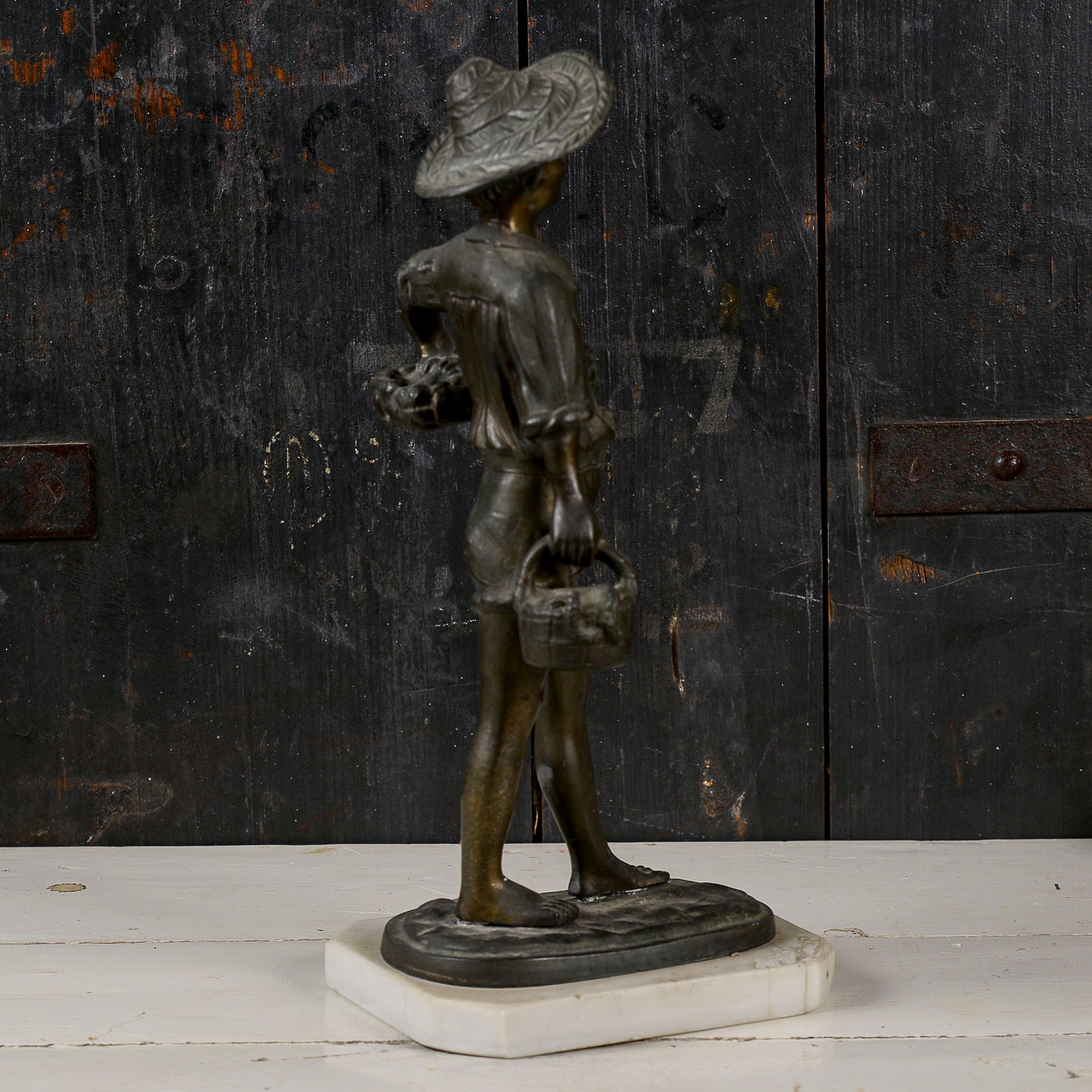 Statua scultura in metallo bronzo ragazzo pescatore con ceste di pesci e polipi XX secolo