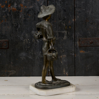 Statua scultura in metallo bronzo ragazzo pescatore con ceste di pesci e polipi XX secolo