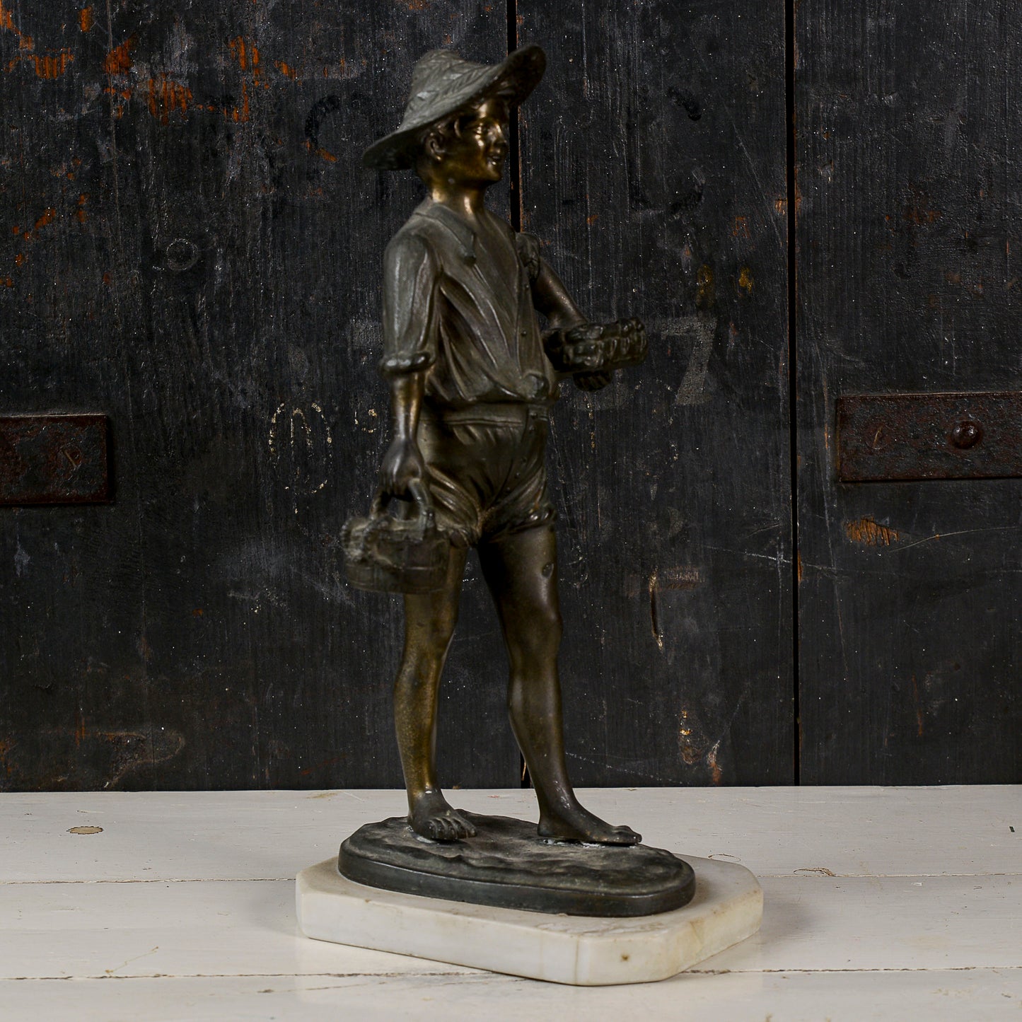Statua scultura in metallo bronzo ragazzo pescatore con ceste di pesci e polipi XX secolo