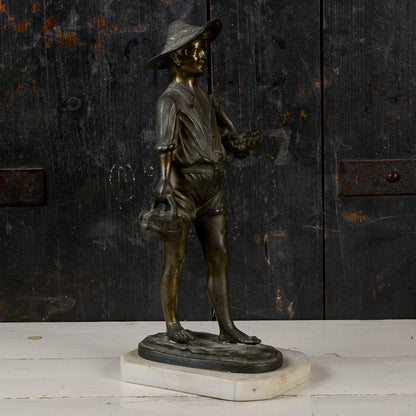 Statua scultura in metallo bronzo ragazzo pescatore con ceste di pesci e polipi XX secolo