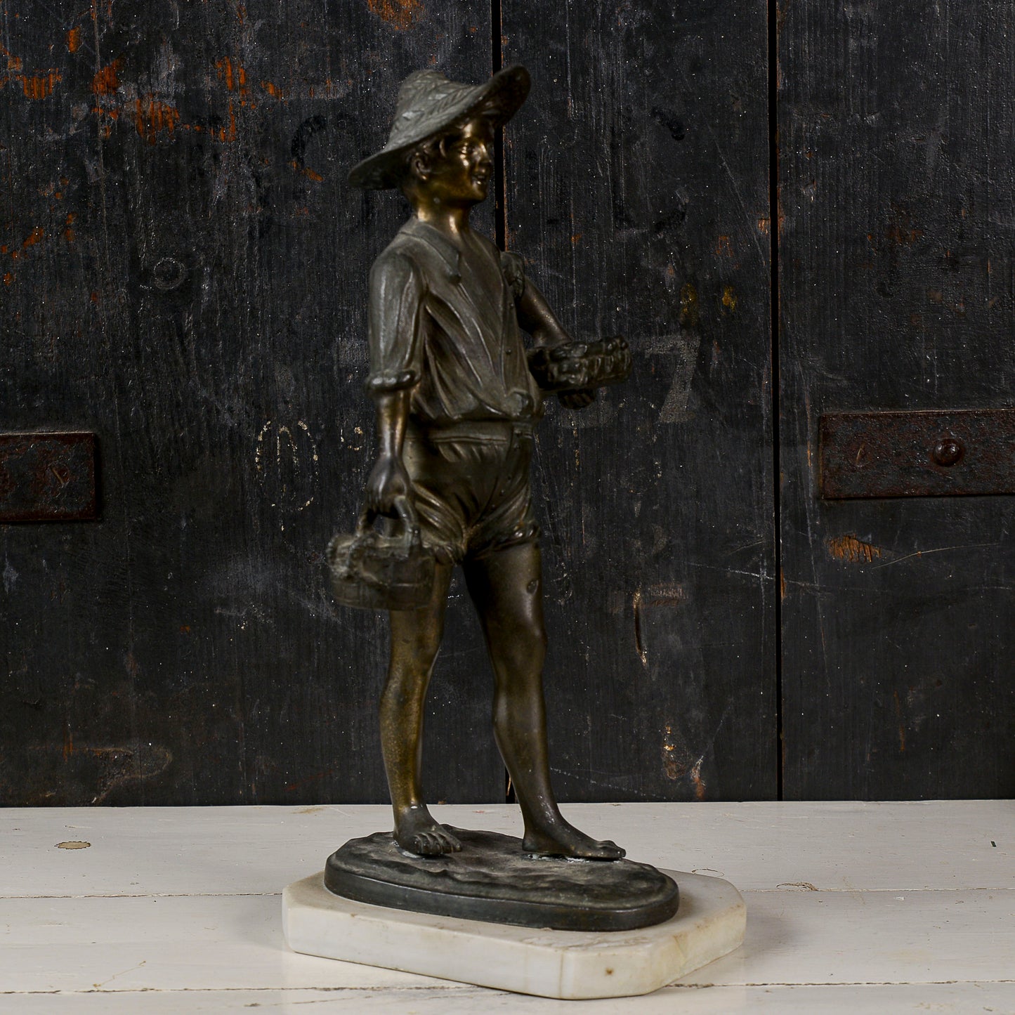 Statua scultura in metallo bronzo ragazzo pescatore con ceste di pesci e polipi XX secolo