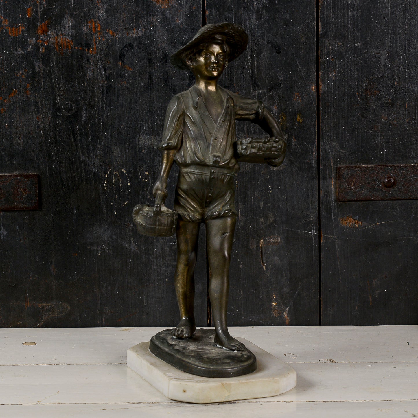 Statua scultura in metallo bronzo ragazzo pescatore con ceste di pesci e polipi XX secolo