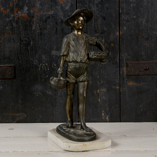 Statua scultura in metallo bronzo ragazzo pescatore con ceste di pesci e polipi XX secolo