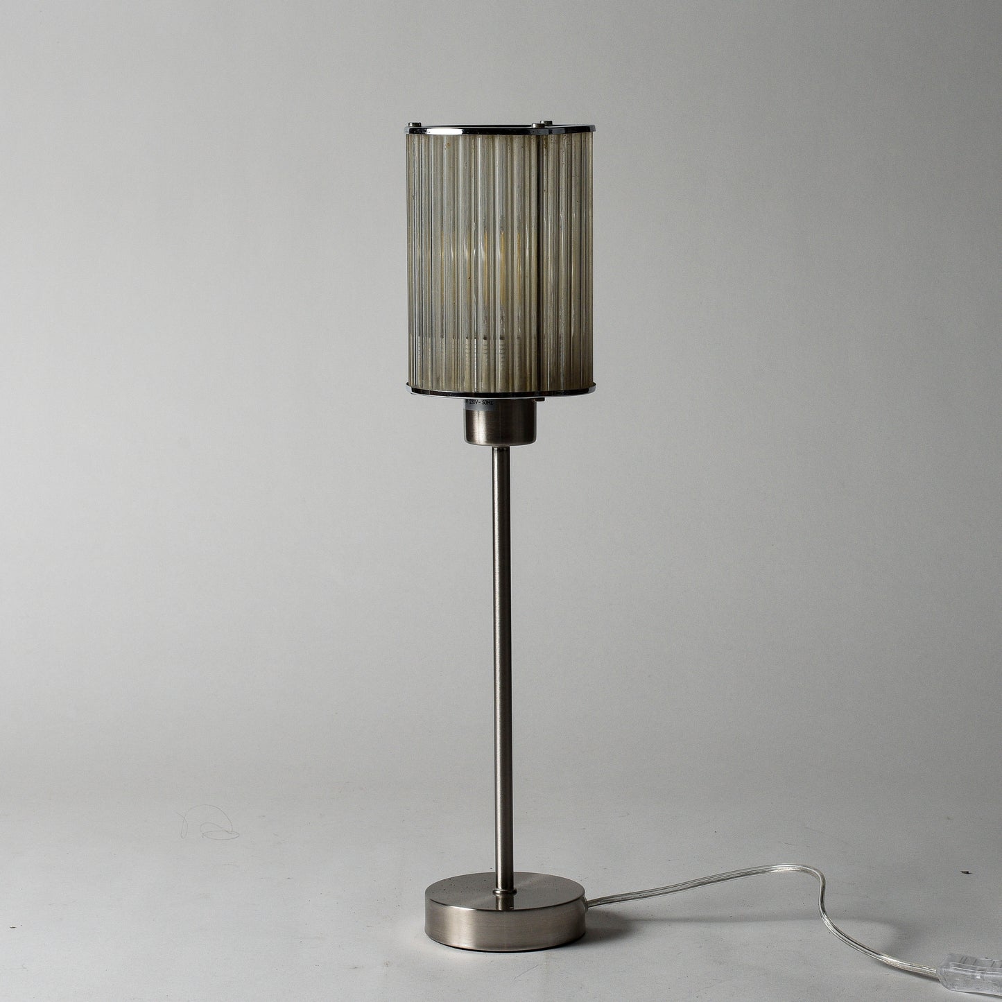 Lampada da tavolo con base in metallo spazzolato e cappa originale art deco in cannucce di vetro