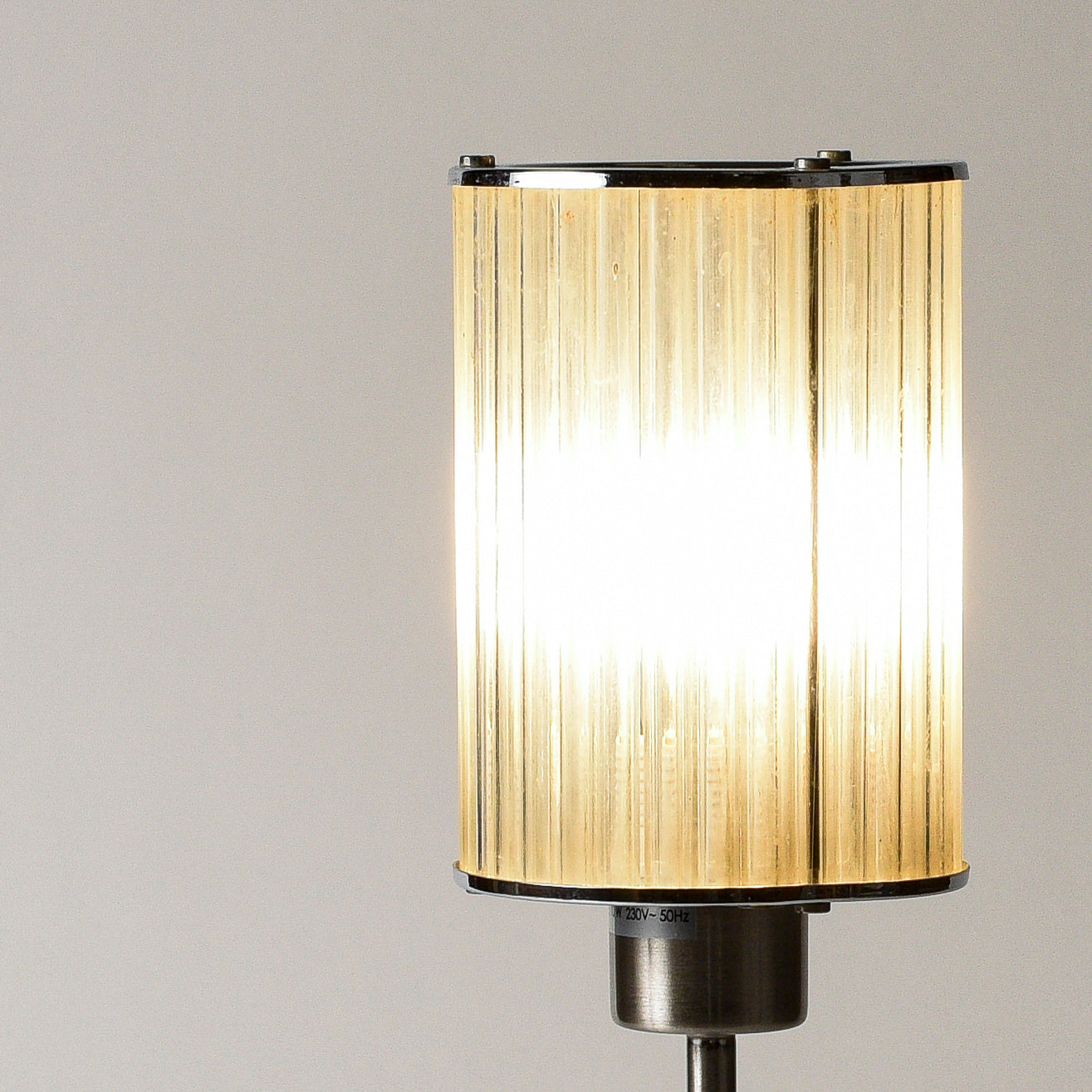 Lampada da tavolo con base in metallo spazzolato e cappa originale art deco in cannucce di vetro
