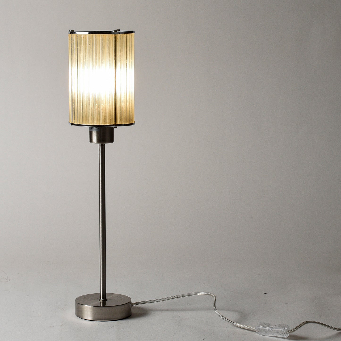 Lampada da tavolo con base in metallo spazzolato e cappa originale art deco in cannucce di vetro