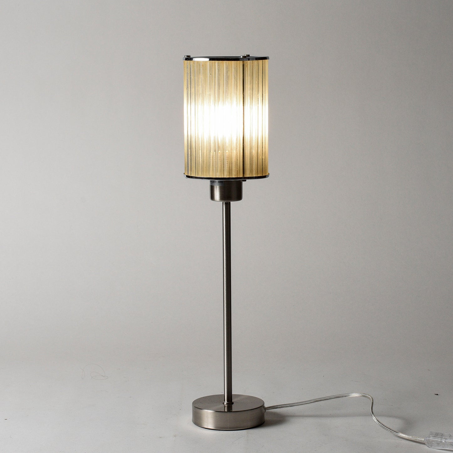 Lampada da tavolo con base in metallo spazzolato e cappa originale art deco in cannucce di vetro