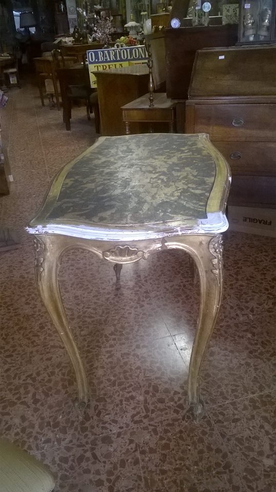 tavolino dorato con ripiano in finto marmo