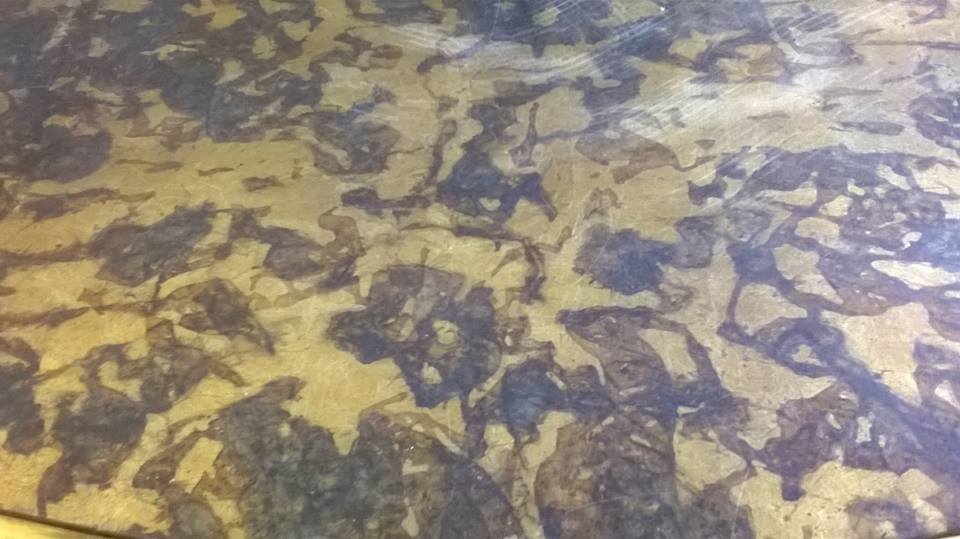tavolino dorato con ripiano in finto marmo