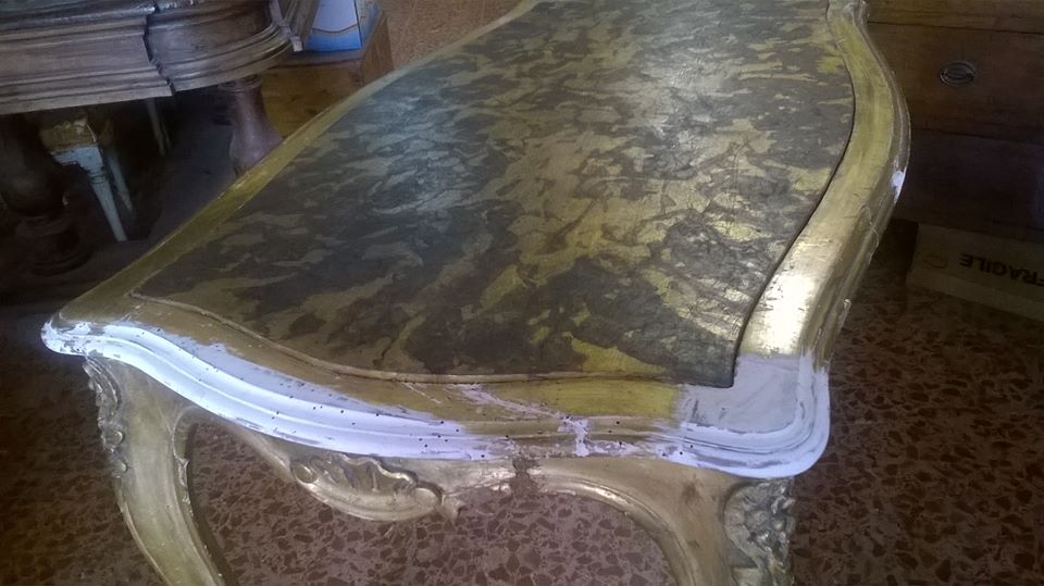 tavolino dorato con ripiano in finto marmo