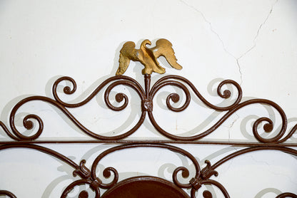 Letto in ferro battuto singolo con decori dorati e struttura verniciata marrone formelle scene campestri