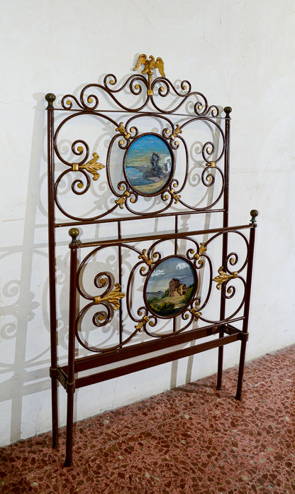Letto in ferro battuto singolo con decori dorati e struttura verniciata marrone formelle scene campestri